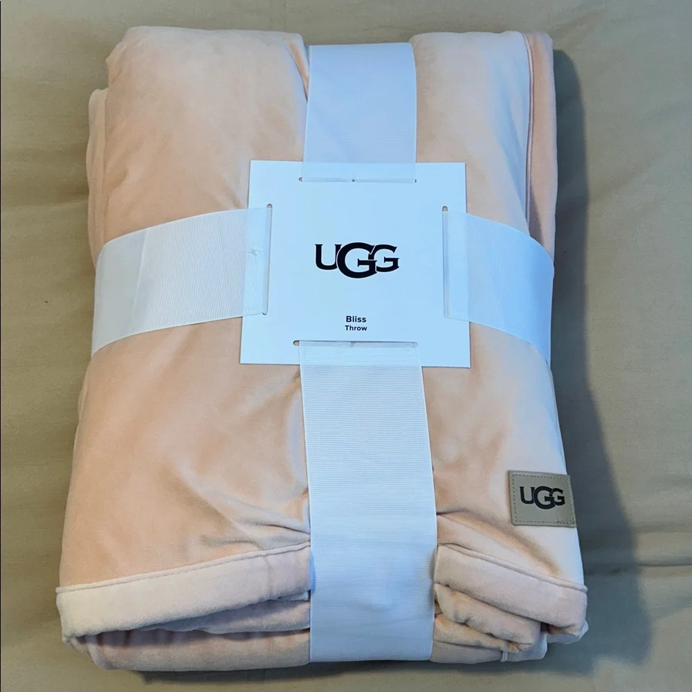 UGG Bliss Cozy Faux Fur Throw Blanket Quartz Pink NWT